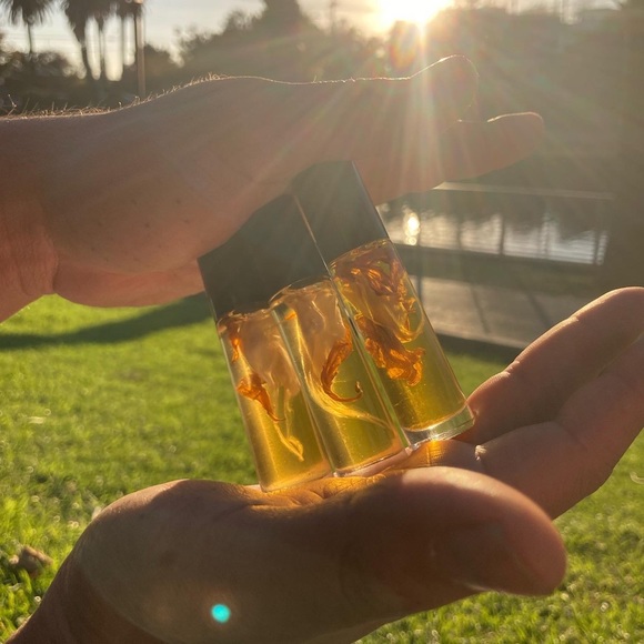 Patchouli and white rose essential oils - Picture 5 of 5